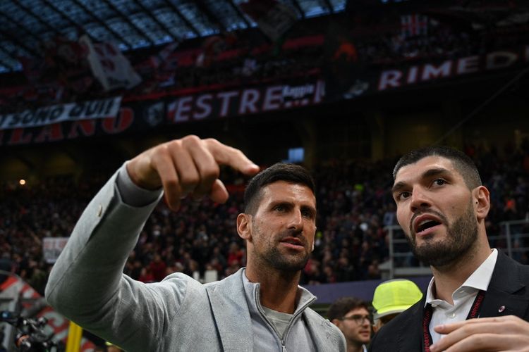 Pertandingan leg pertama semifinal Liga Champions Milan vs Inter mengundang banyak selebritas ke Stadion San Siro pada Kamis (11/5/2023) dini hari WIB. Salah satunya adalah petenis Novak Djokovic.