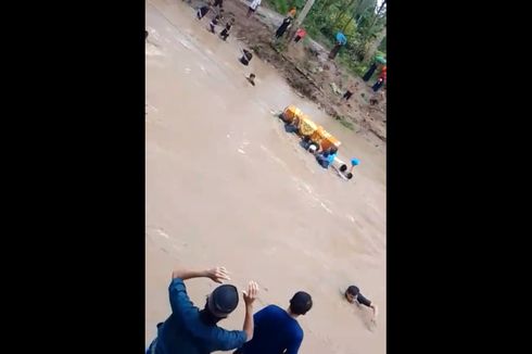 Peti Jenazah Nyaris Hanyut Saat Diseberangkan Lewati Sungai di Polewali Mandar, Keluarga Histeris