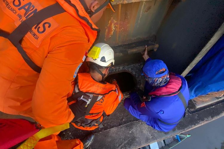 Proses evakuasi 3 pekerja tambang yang terjatuh ke dalam manhole di Sungai Barito, Kabupaten Barito Kuala, Kalsel. 