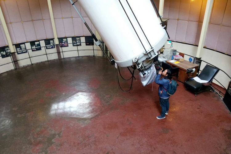 salah satu pengunjung tengah mencoba melihat langit melalui teleskop zeiss, yang merupakan salah satu teleskop di observatorium bosscha.