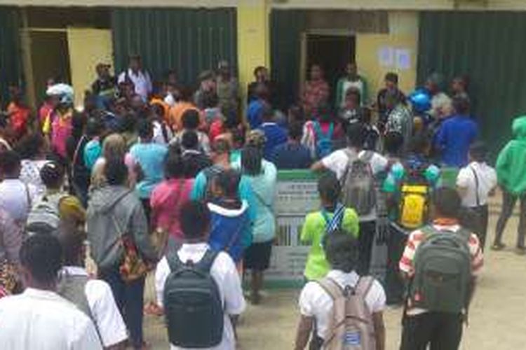 Tampak ratusan alumni Akademi Keperawatan Yanmas Papua memulangkan kembali mereka ke pihak kampus di Abepura, Kota Jayapura, pada Selasa (23/2g2016). Mereka melakukan aksi ini karena tak ada nomor seri pada ijazah dan belum ada status akreditasi hingga saat ini. 