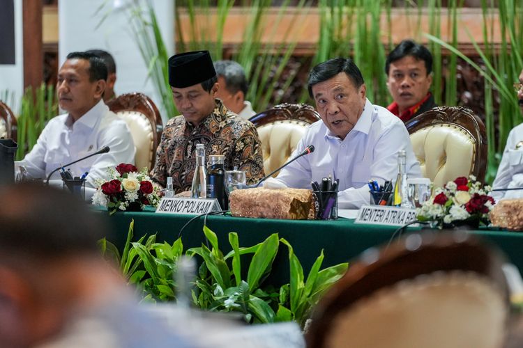 Menko Polkam: Kapolda-Pangdam Pertaruhkan Jabatan jika Gagal Cegah Karhutla