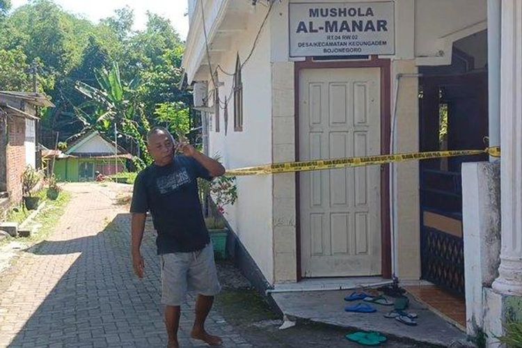 PEMBACOKAN - Lokasi pembacokan Mushola Al Manar RT. 04 Rw.02 Desa/Kedungadem Kabupaten Bojonegoro, Selasa (29/4/2025) pagi. Tiga orang menjadi korban pembacokan dan satu di antaranya meninggal dunia. 