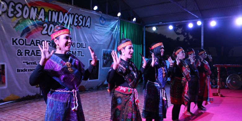 Tarian oleh Kelompok Dharma Wanita Persatuan KBRI Dili pada acara Pesona Indonesia 2019 di Oecusse, Timor Leste, Sabtu (30/3/2019). 