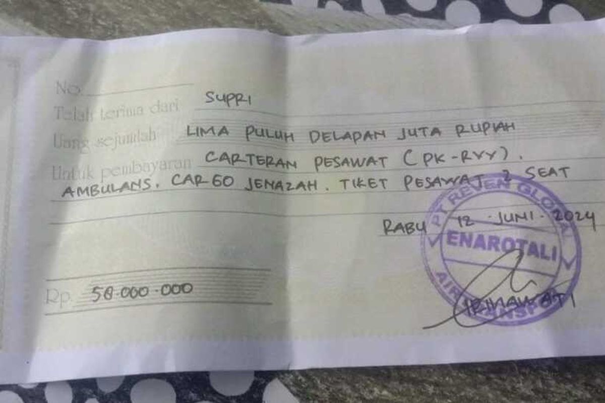 KUITANSI PEMBAYARAN: Keluarga korban penembakan kelompok kriminal bersenjata (KKB) Papua memperlihatkan kuitansi pembayaran pemulangan jenazah ke Sulawesi Selatan, Jumat (14/6/2024).