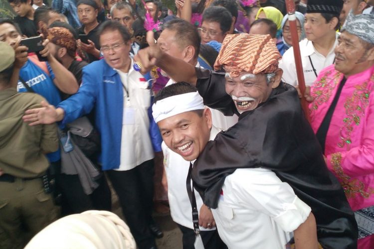 Pasangan 2 DM ( Deddy Mizwar-Dedi Mulyadi)  mendaftar sebagai calon gubernur dan wakil gubernur dalam ajang Pilkada Jawa Barat 2018 ke Komisi Pemilihan Umum Daerah (KPUD) Jawa Barat, Jalan Garut, Kota bandung, Selasa (10/1/2018). 