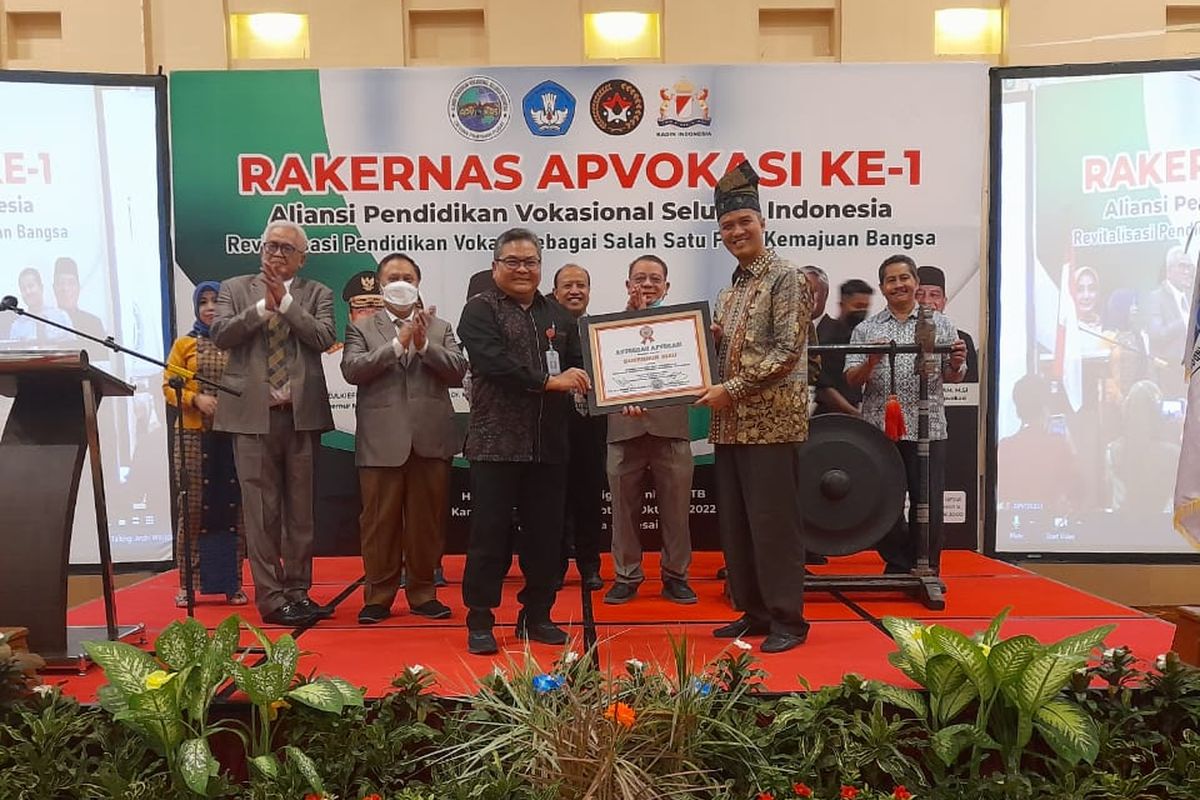 Gubernur Riau Syamsuar diwakili Pelaksana Tugas (Plt) Kepala Dinas Pendidikan Provinsi Riau, M Job Kurniawan, menerima penghargaan dari Dewan Pengurus Pusat Aliansi Pendidikan Vokasi Seluruh Indonesia (Apvokasi) di puncak acara Rakernas Dewan Perwakilan Provinsi (DPP) Apvokasi, di Lombok, Nusa Tenggara Barat, Kamis (29/9/2022).