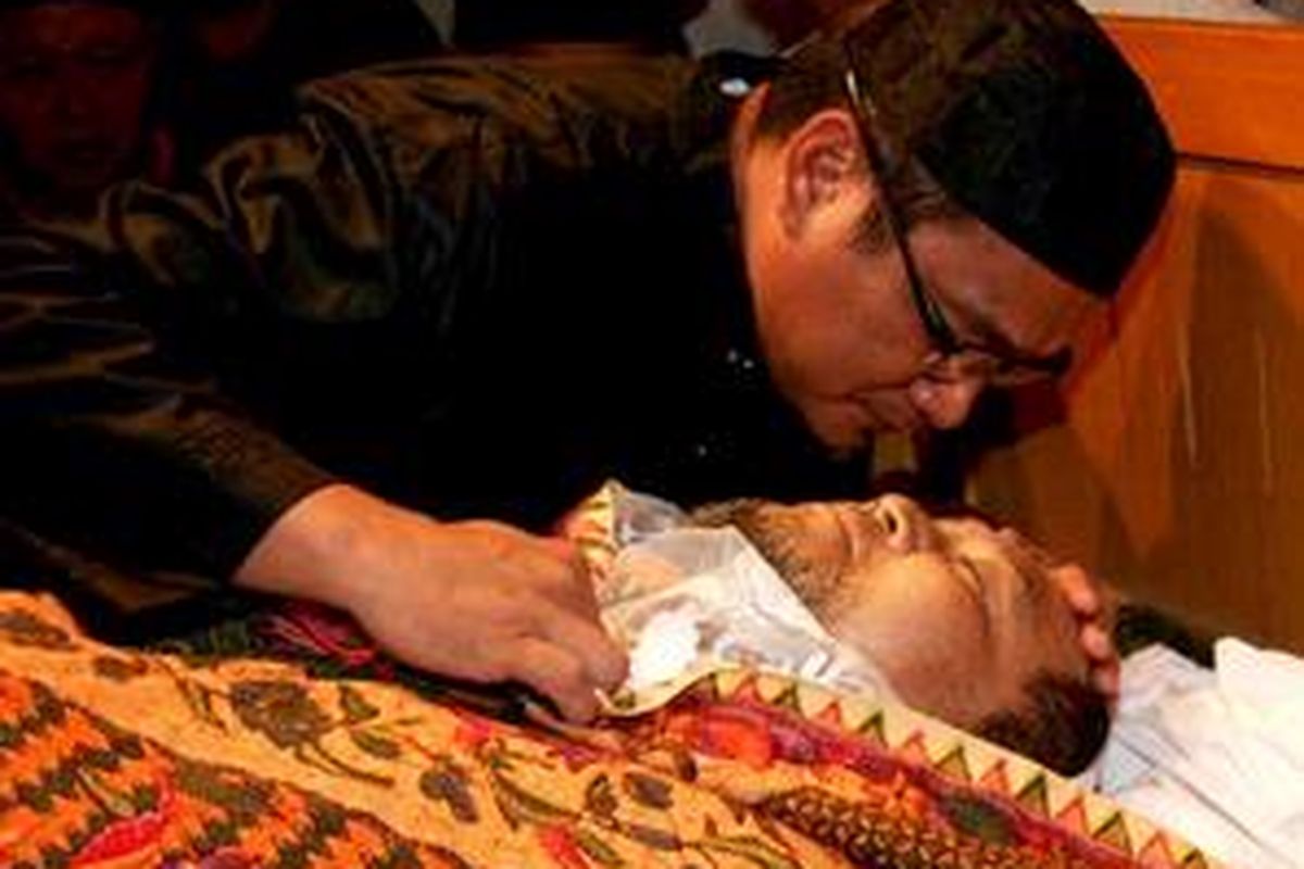 Seorang kerabat mencium jasad Gito Rollies di rumah duka Jalan Mabad Bawah II No 18, Rempoa, Ciputat, Tangerang, Kamis (28/2). Gito Rollies meninggal di RS Pondok Indah, Jakarta Selatan, akibat kanker kelenjar getah bening.