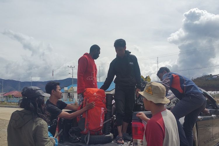 Tim Ekspedisi Bumi Cenderawasih Mapala UI menumpang transportasi umum menuju Pegunungan Arfak, Papua Barat.