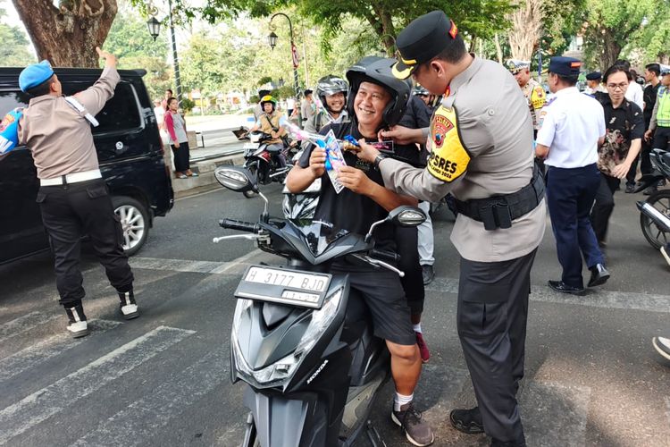 Takut Diperiksa Polisi, Pengendara Motor di Salatiga Malah Diberi Cokelat