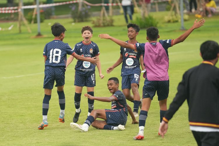 Pemain-pemain ASIOP FC melakukan selebrasi usai mencetak gol ke gawang PSS Sleman dalam laga perempat final putaran nasional Piala Soeratin U13 2023-2024 di Kompleks Garudayaksa Football Academy, Kab. Bekasi, Selasa (30/1/2024).