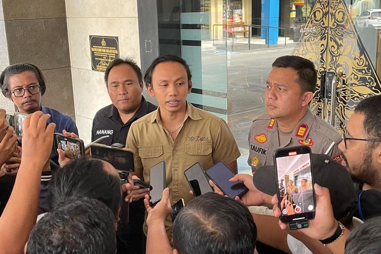 Polisi menyampaikan perkembangan penyelidikan terkait kasus kecelakaan tunggal truk tangki pengangkut BBM di Jalur Lintas Selatan Kabupaten Tulungagung Jawa Timur, Rabu (3/12/202).