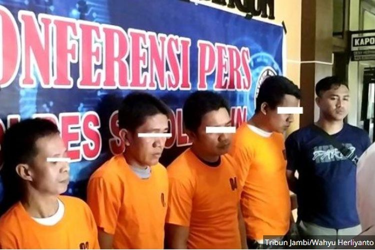 Lima orang pria warga Kecamatan Sarolangun dibekuk di sebuah rumah saat sedang asyik pesta narkoba. Dari kelima orang itu, satu di antaranya oknum polisi yang bertugas di Sarolangun, yaitu BL (40) dan seorang security berinisial SR. 