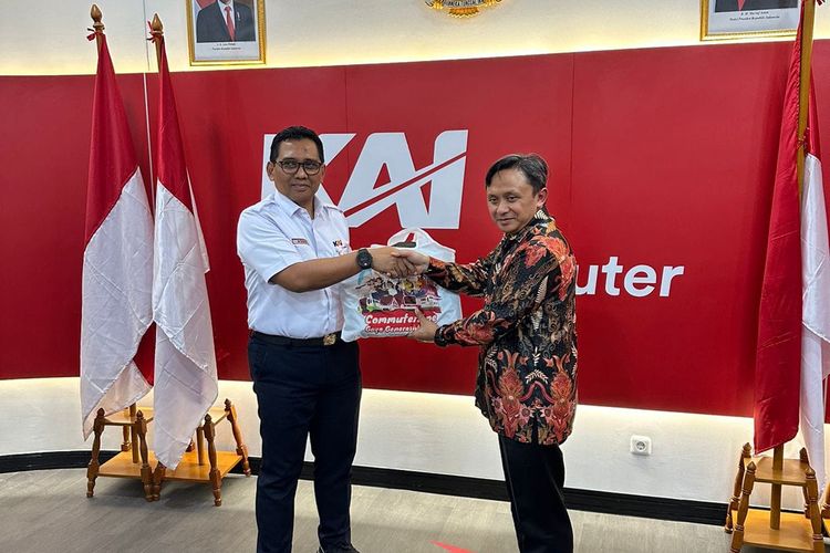 Direktur Keuangan PLN ICON Plus, Teguh Widhi Harsono (kanan) dan Direktur Utama Kereta Commuter Indonesia (KCI), Asdo Artriviyanto (kiri) usai pertemuan Rabu (30/8) lalu di Jakarta, membahas Kolaborasi antara PLN ICON Plus dan KCI dalam peningkatan layanan dengan digitalisasi.