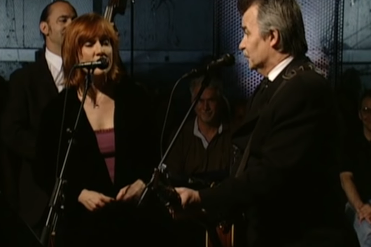 John Prine dan Iris DeMent membawakan lagu In Spite of Ourselves