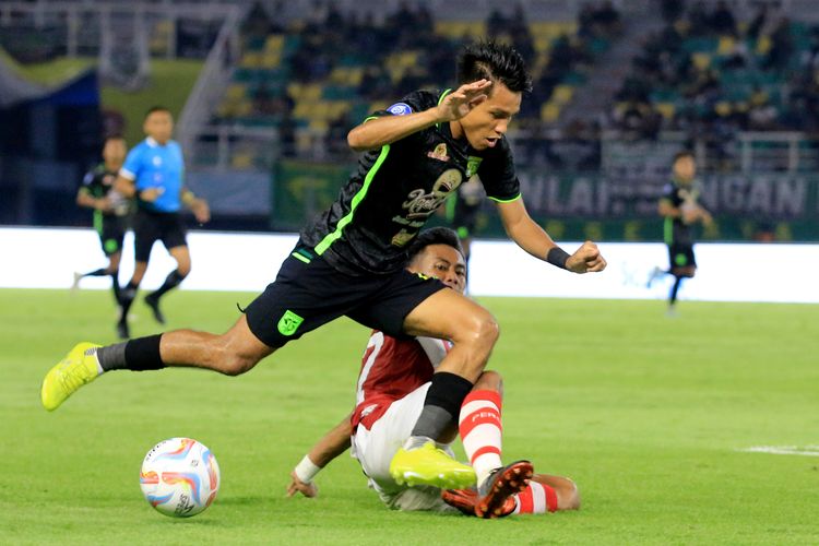 Pemain Persebaya Surabaya Kasim Botan melewati pemain Persis Solo saat laga pekan ke-18 Liga 1 2023-2024 yang berakhir dengan skor 1-1 di Stadion Gelora Bung Tomo Surabaya, Jawa Timur, Rabu (13/12/2023) malam.