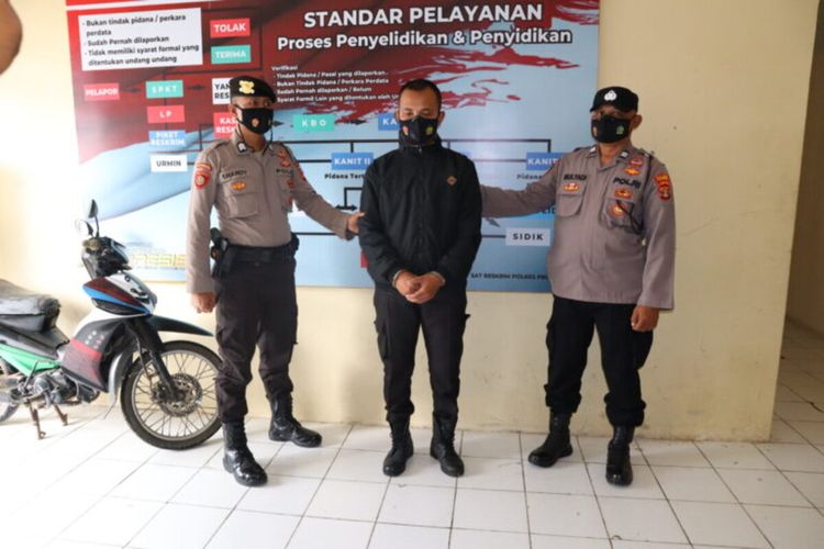 Seorang pria berinisial HS (32), polisi gadungan yang membeli ponsel menggunakan uang palsu kini diamankan Polres Pringsewu, Lampung.
