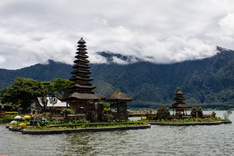 Pura Ulun Danu Beratan di Kabupaten Tabanan, salah satu tempat wisata dekat Kebun Raya Bali.