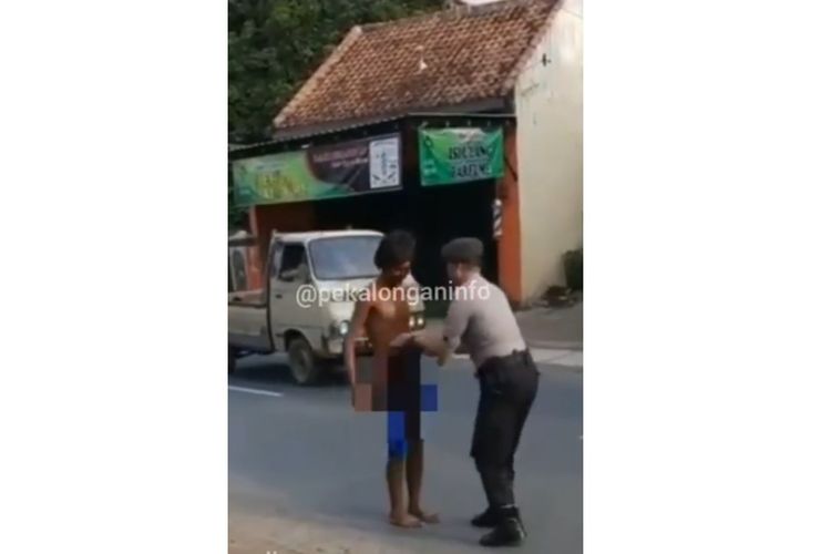 Tangkapan layar dari video viral dari seorang anggota polisi dari Polres Pekalongan tengah mengenakan celana ke orang dengan gangguan jiwa.