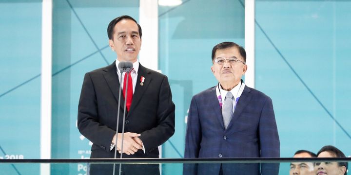 Presiden Joko Widodo didampingi Wakil Presiden Jusuf Kalla menyampaikan sambutan dalam pembukaan Asian Games ke-18 tahun 2018  di Stadion Utama Gelora Bung Karno, Senayan, Jakarta, Sabtu (18/8/2018).