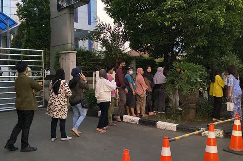 Gigihnya Perjuangan Warga Bekasi Antre di Bank demi Tukar Uang Baru, Datang Pukul 3 Pagi Sambil Bawa Bekal Sahur