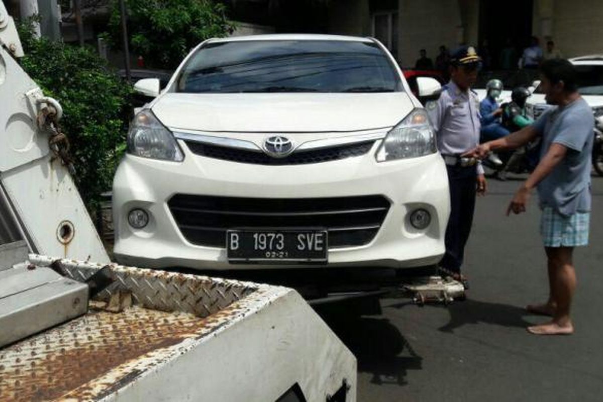 Warga Jalan Widya Chandra VII, Kebayoran Baru, Jakarta Selatan, mengamuk lantaran mobilnya diderek Suku Dinas Perhubungan DKI Jakarta pada Selasa (7/3/2017).