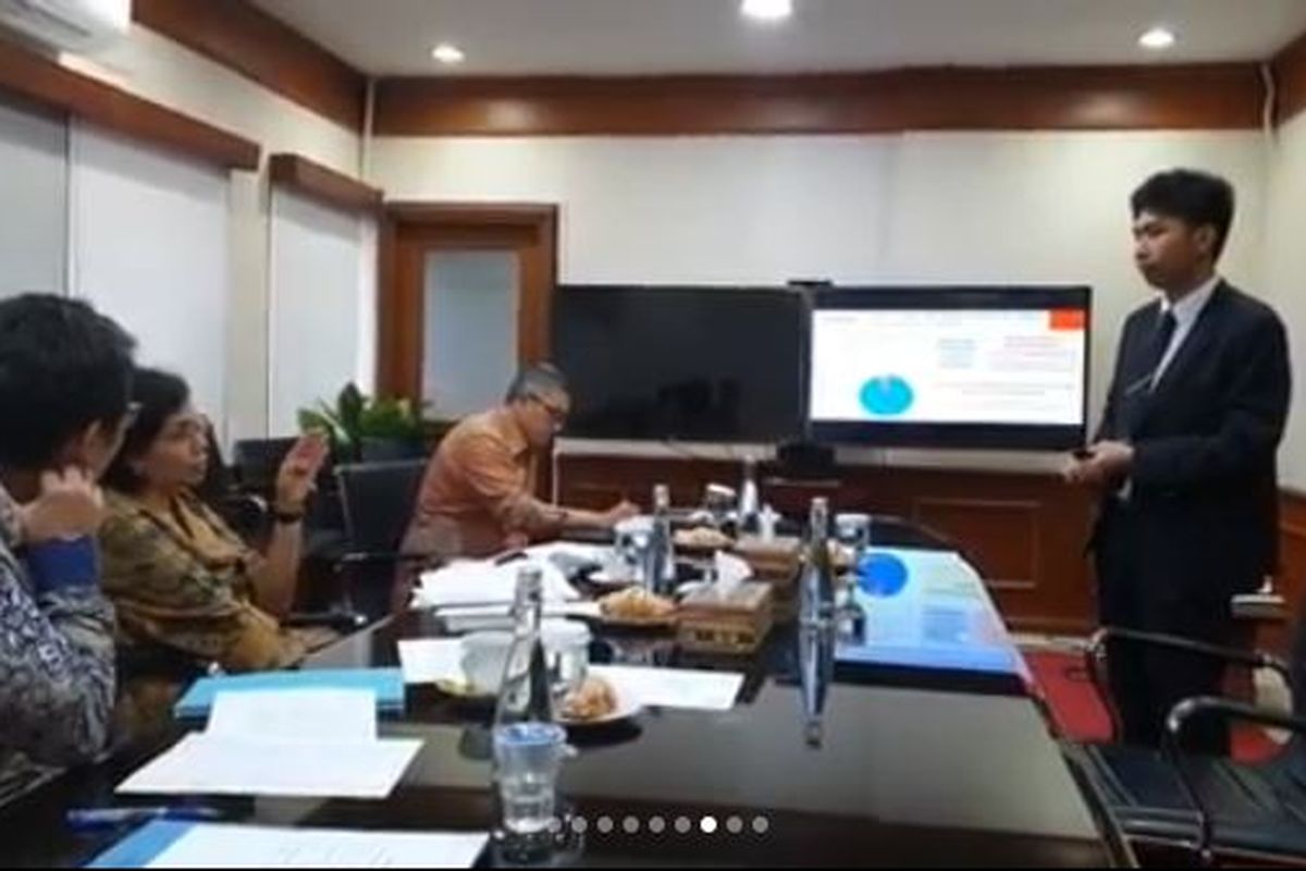 Suasana sidang mahasiswa FEB UI Putra Prima Raka, dengan Tim Penguji yang diketuai oleh Menkeu Sri Mulyani