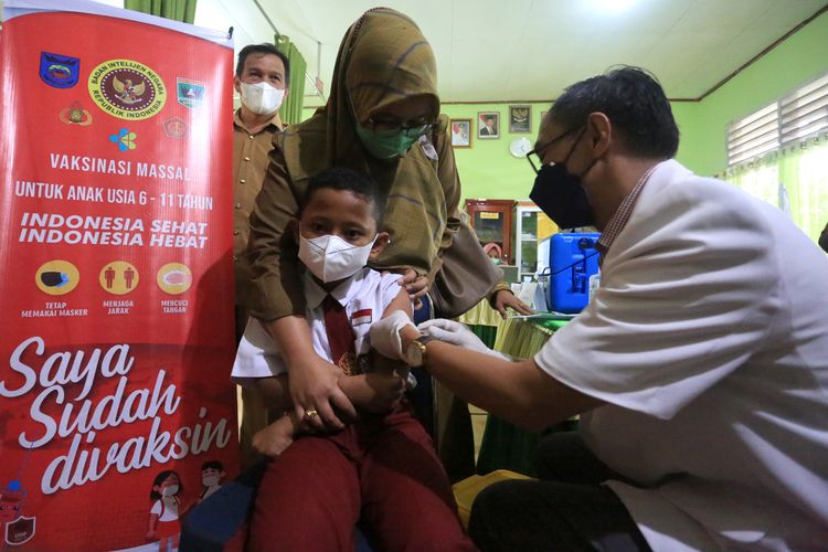 Seorang siswa SD di Sawahlunto disuntik vaksin, Selasa (14/12/2021)