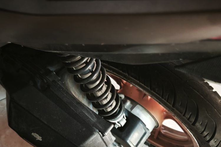 Ilustrasi shock absorber Honda Vario