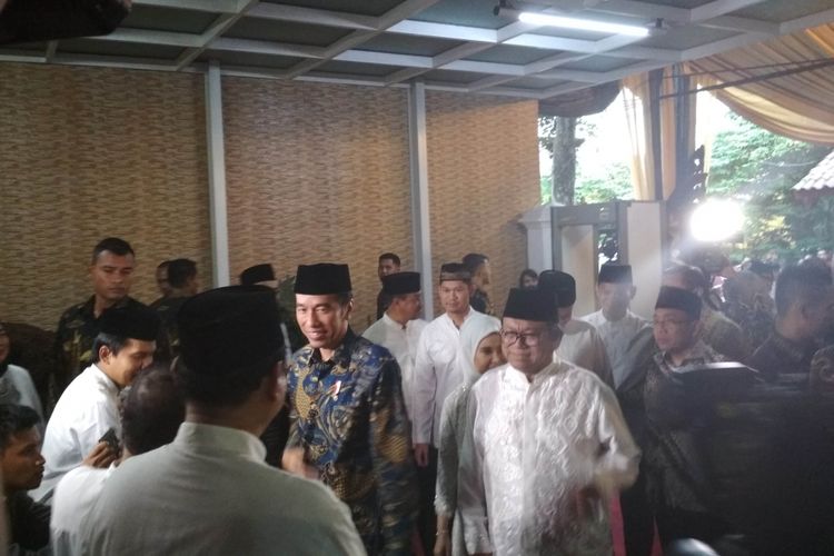 Presiden Joko Widodo buka bersama di rumah Ketua DPD Oesman Sapta Odang, di Jakarta, Selasa (6/6/2017).