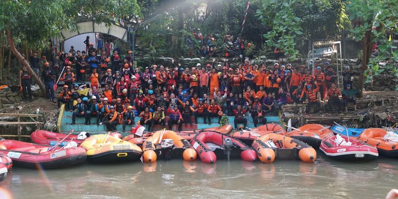 Disaster Management Center (DMC) Dompet Dhuafa ikut meramaikan Aksi Susur Sungai dalam rangka memperingati World Humanitarian Day (WHD) atau Hari Kemanusiaan Sedunia  2022 di Sungai Ciliwung, Kamis (18/8/2022).
