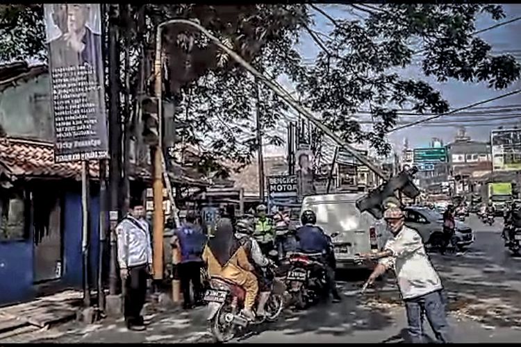 Tangkapan layar video tumbangnya tiang lampu lalu lintas di Jalan Raya Cimareme, Kecamatan Padalarang, Kabupaten Bandung Barat (KBB), Jawa Barat, Rabu (12/7/2023).