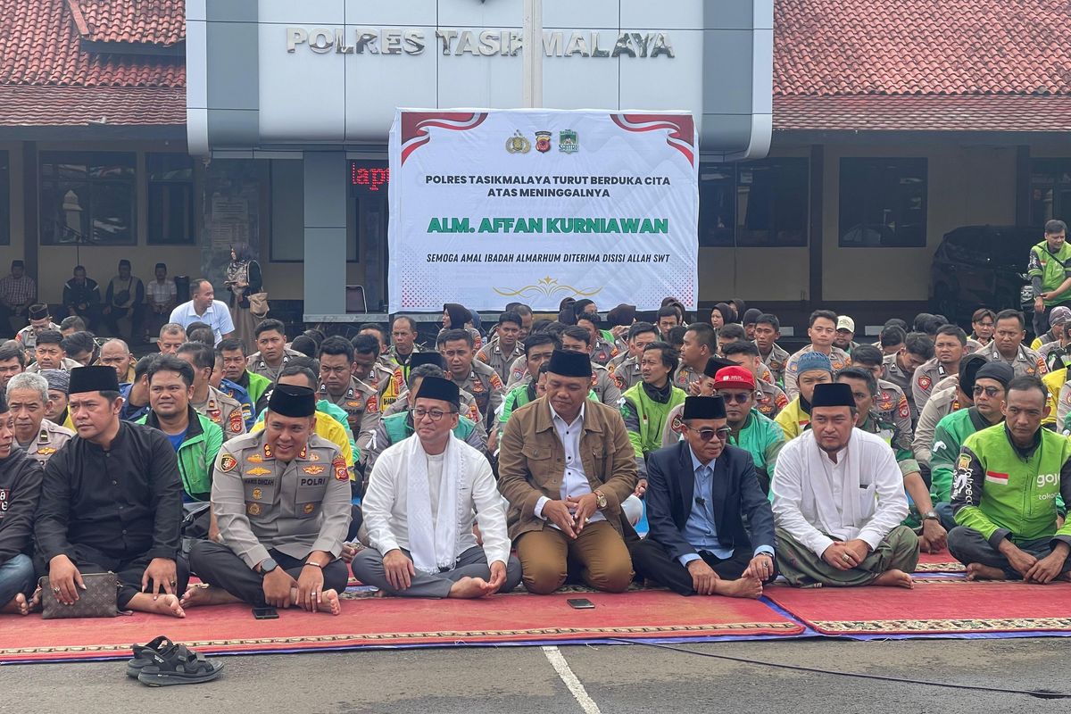 Ratusan santri, pengemudi ojek online, dan masyarakat berkumpul dalam acara Ngaos Qulhu dan Shalawat sebagai ikhtiar spiritual untuk mendoakan kesejukan bangsa di tengah kondisi sosial politik yang memanas di Mapolres Tasikmalaya, Senin (1/9/2025).