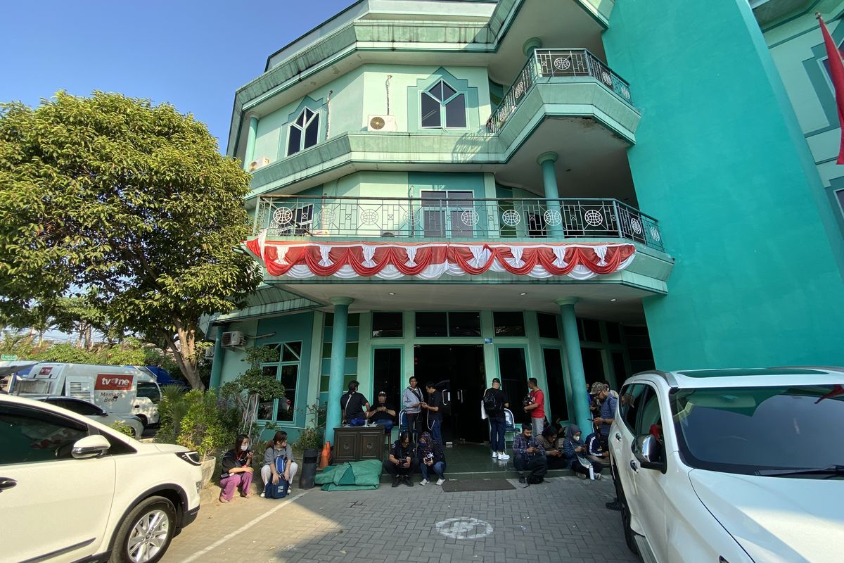 Sejumlah awak media menunggu di Kantor DPW Partai PKB Jatim 