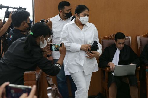 Persoalkan Baju Seksi Putri Candrawathi, Kuasa Hukum Sebut Jaksa Lakukan Viktimisasi Berulang