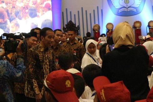 Jokowi Ingin Siswa Rutin Kunjungi Panti Jompo atau Bersihkan Kampung