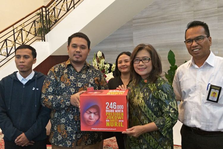 Tim advokasi kasus Baiq Nuril saat bertemu Deputi IV Kantor Staf Presiden Jaleswari, di Kompleks Istana Kepresidenan, Jakarta, Kamis (11/7/2019).