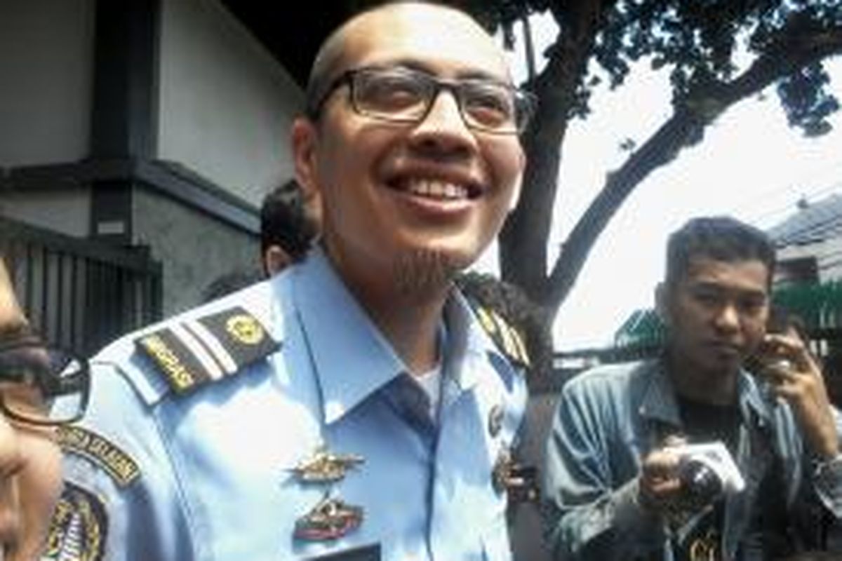 Kepala Seksi Pengawasan Imigrasi Jakarta Selatan Anggi Wicaksono di depan Jakarta International School, Selasa (22/4/2014).