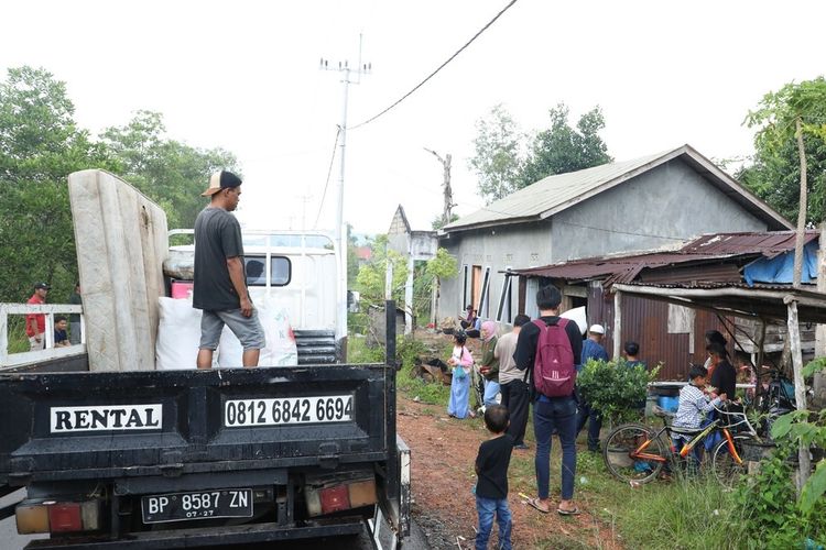 Salah seorang keluarga di Pulau Rempang yang belum lama ini pindah ke rumah sementara yang dialokasikan BP Batam.