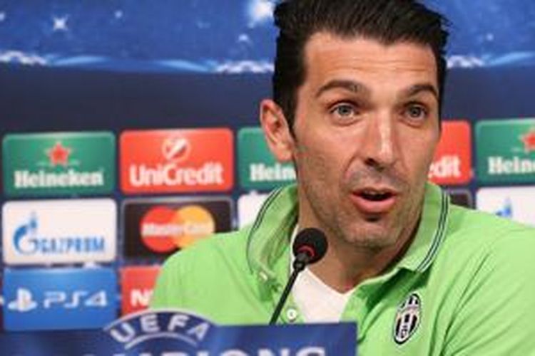 Gianluigi Buffon dalam jumpa pers jelang pertandingan Liga Champions. 