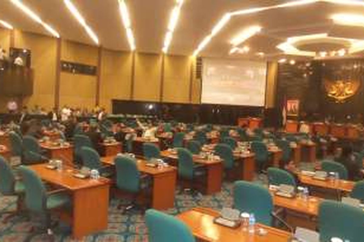 Suasana di ruang sidang Gedung DPRD DKI saat berlangsungnya rapat paripurna pengesahan peraturan daerah (Perda) DKI Jakarta tentang zonasi wilayah pesisir dan pulau-pulau kecil, Kamis (17/3/2016). Tampak banyak bangku yang tak terisi. Rapat akhinya batal dilaksanakan karena jumlah anggota Dewan yang hadir tak kuorum.