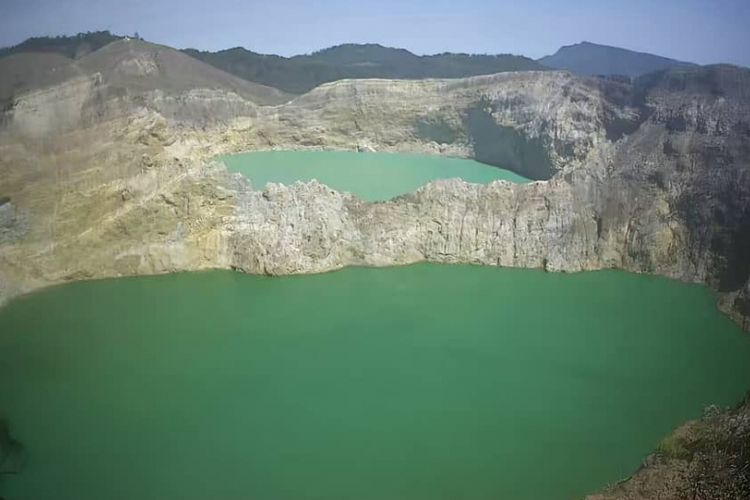 Danau Kelimutu yang sudah berubah warna dalam bulan Desember 2018.