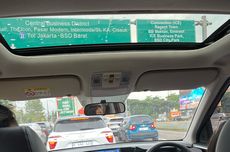 Video Bocah Keluar dari Sunroof Mobil, Langsung Ditegur Polisi
