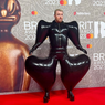 Tampilan Dramatis Sam Smith di Brit Awards, Berbalut Lateks Hitam