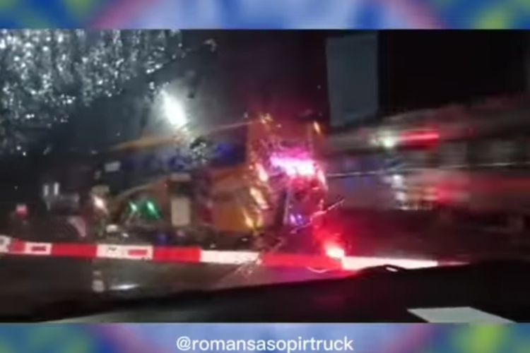 Bus nyaris tersambar KA setelah menerobos palang pintu perlintasan sebidang Sumpiuh, Kabupaten Banyumas, Jawa Tengah, Selasa (21/12/2021) malam.