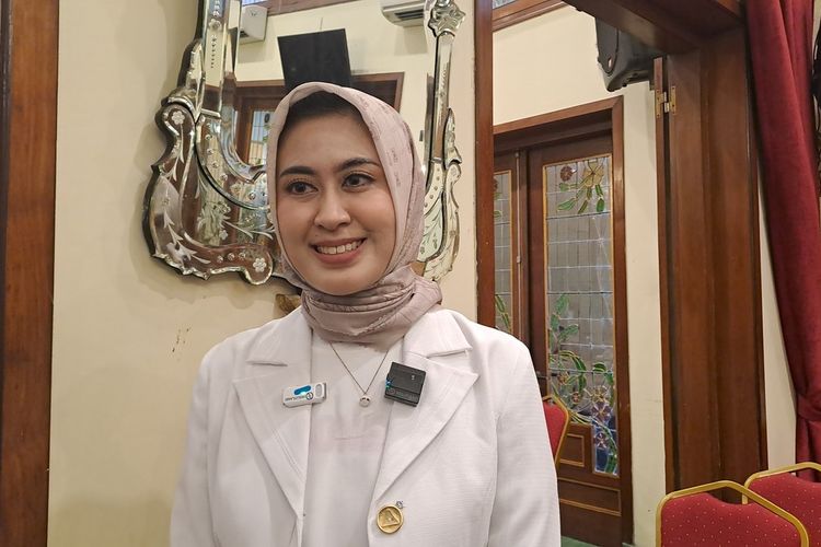 Rektor Universitas Surakarta (Unsa), Astrid Widayani mendaftarkan diri sebagai bakal calon wali kota Solo, Jawa Tengah (Jateng) melalui Partai Gerindra, pada Kamis (9/5/2024).