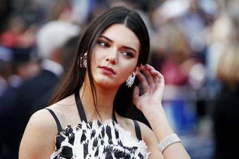 Kendall Jenner Dikritik karena Pakai Dress 