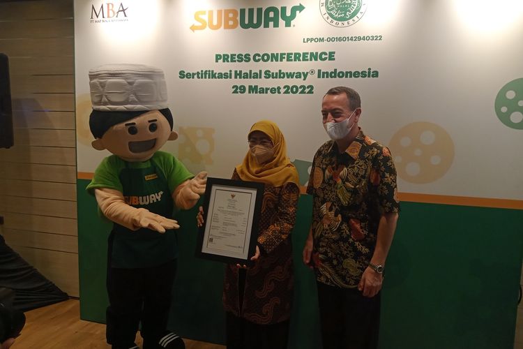 Acara serah terima sertifikasi halal MUI kepada Subway Indonesia di Subway FX Sudirman, Jakarta Pusat, Selasa (29/3/2022).