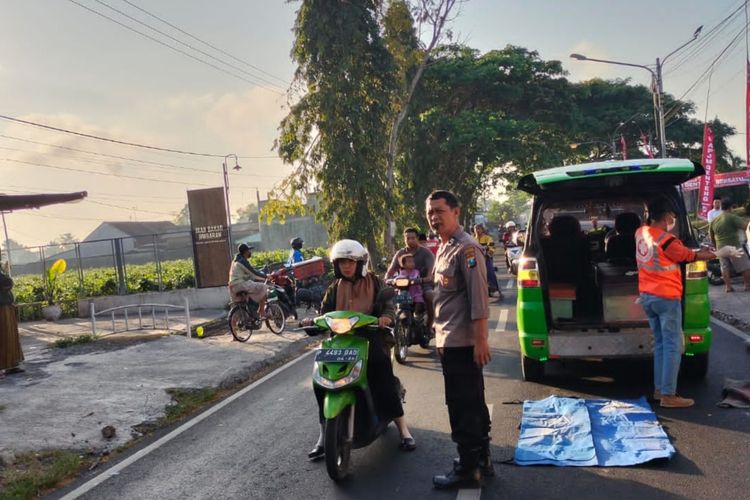 Polisi saat mengatur lalu lintas usai kecelakaan pesepeda terlindas truk di Genteng, Banyuwangi, Kamis (21/9/2023)