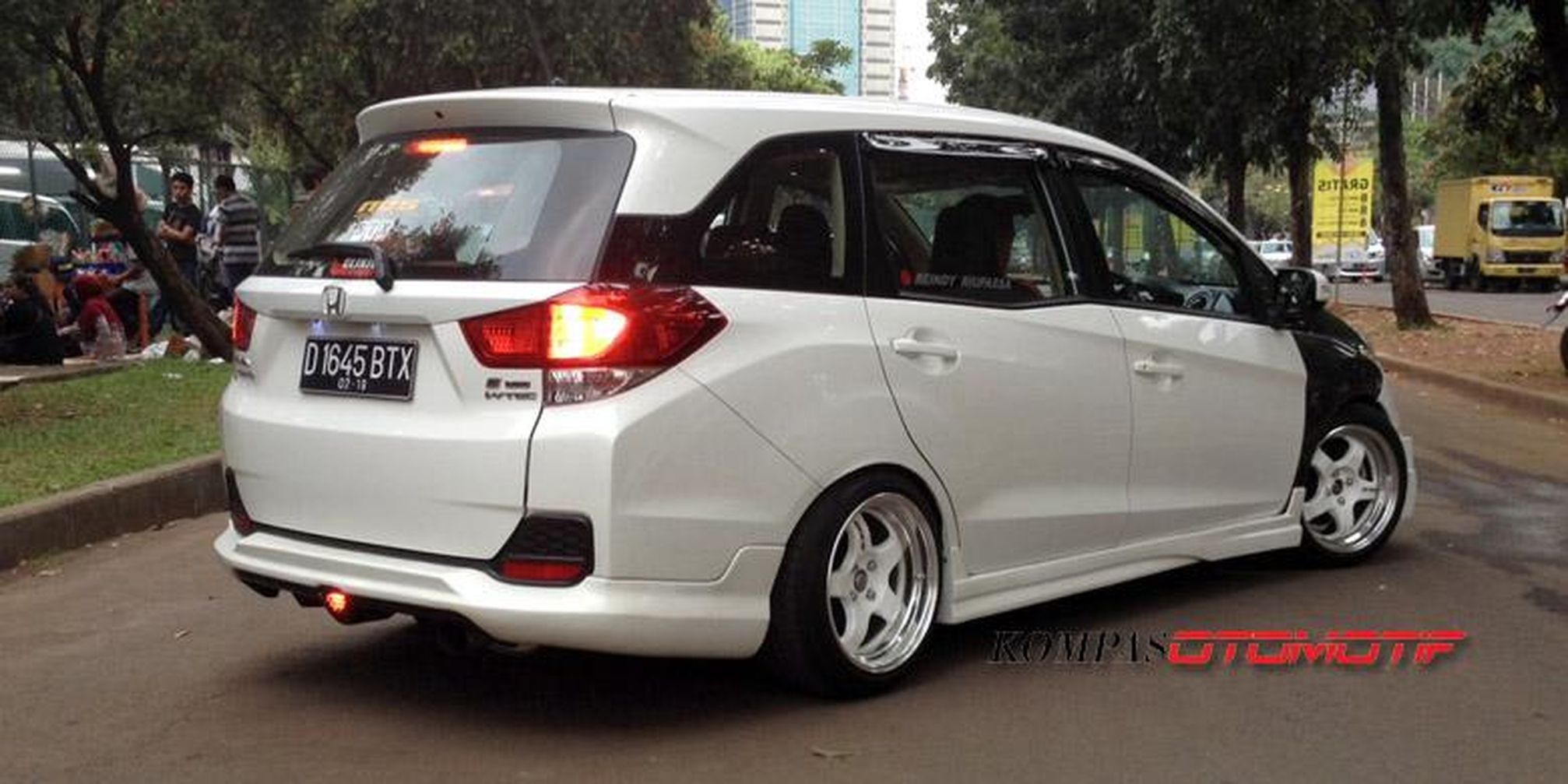 Modifikasi Honda Mobilio Hitam Arena Modifikasi